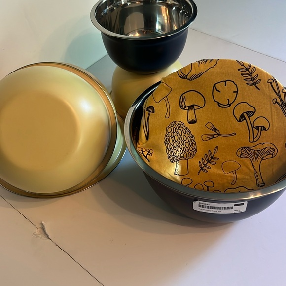 stainless steel & matte “yellow sunrise” 1.5, 3 & 5 quart set of 3 bowls-NWT - Picture 9 of 16